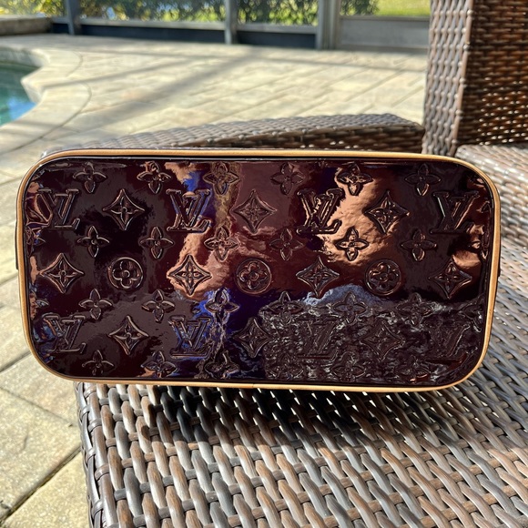 Louis Vuitton, Authentic & unique. Monogram Vermis Patent Leather Purse - Picture 10 of 16